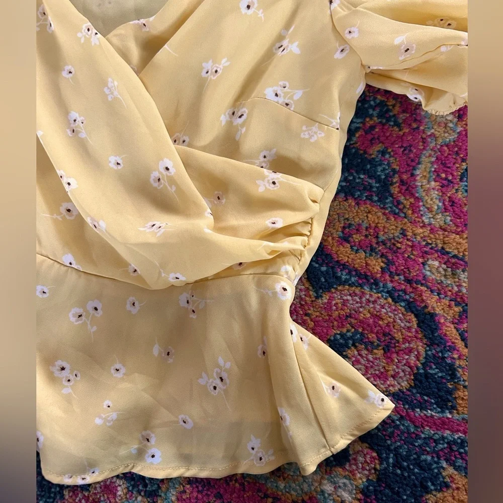 ASTR the label | Women’s Butter Yellow Floral Vneck Ruffle Hem Puff SleeveTop, S